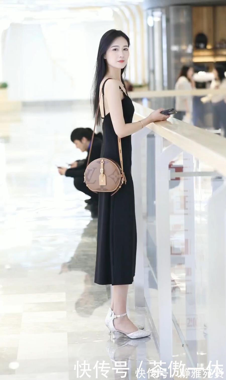清纯 清纯的小姐姐,一袭优雅黑色连衣裙优雅又低调,凸显仙女般气质