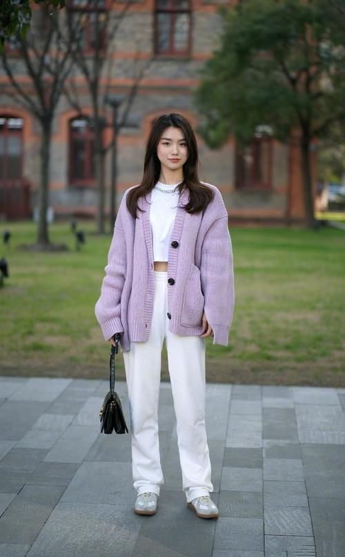 针织衫+小白裤，造型既吸睛又不会过于跳脱，很是养眼