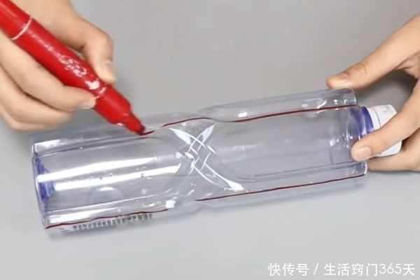 阴雨天衣服晾不干?把塑料瓶切两刀,插两个衣架,天天穿干净衣服