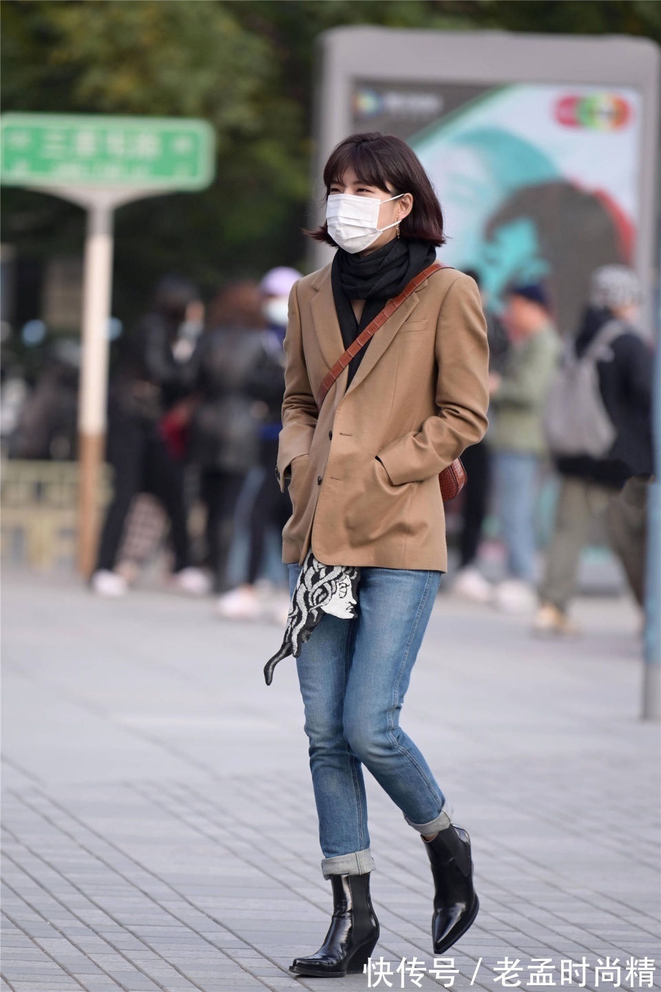 搭配 冬季时尚的一种搭配,紧身牛仔裤穿搭,天冷也可以秀身材