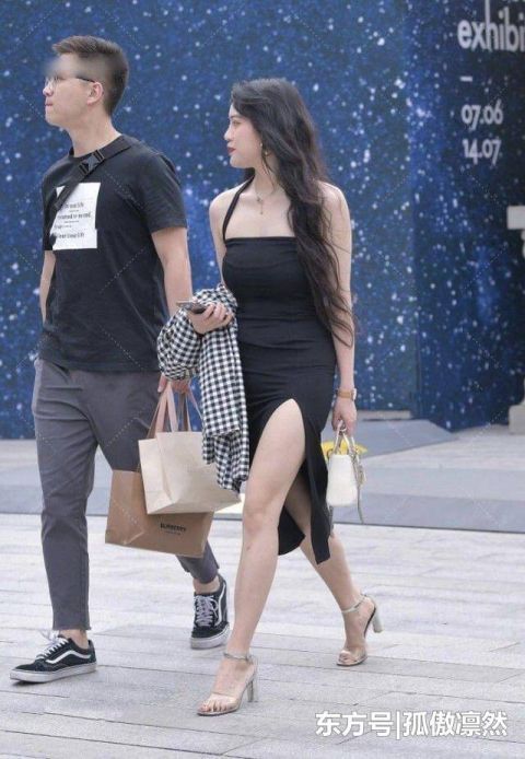 小姐姐黑色开叉裙搭配一个银色高跟鞋,展现非一般的身材