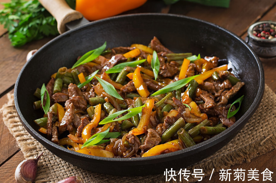 植物油|炒牛肉时,别再用料酒腌制了,学会这样做,牛肉又滑又嫩没腥味