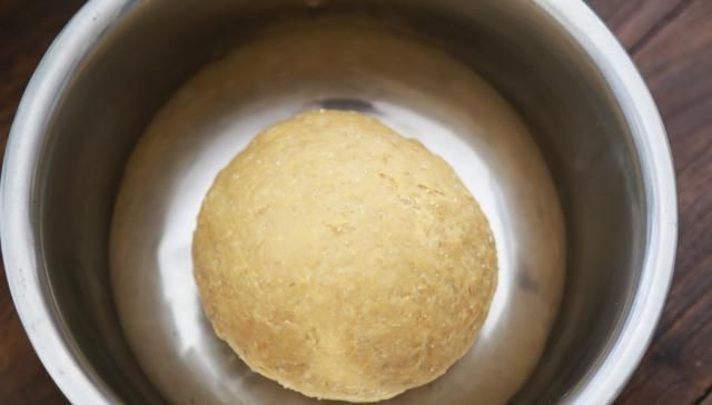 燕麦片中加4个鸡蛋，不用水不用蒸，鲜甜松软，比包子馒头还好吃