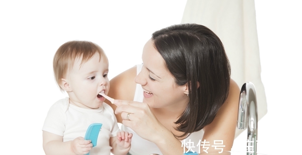 牙缝|宝宝多大开始刷牙?很多父母陷入了三个“误区”,难怪娃长龋齿