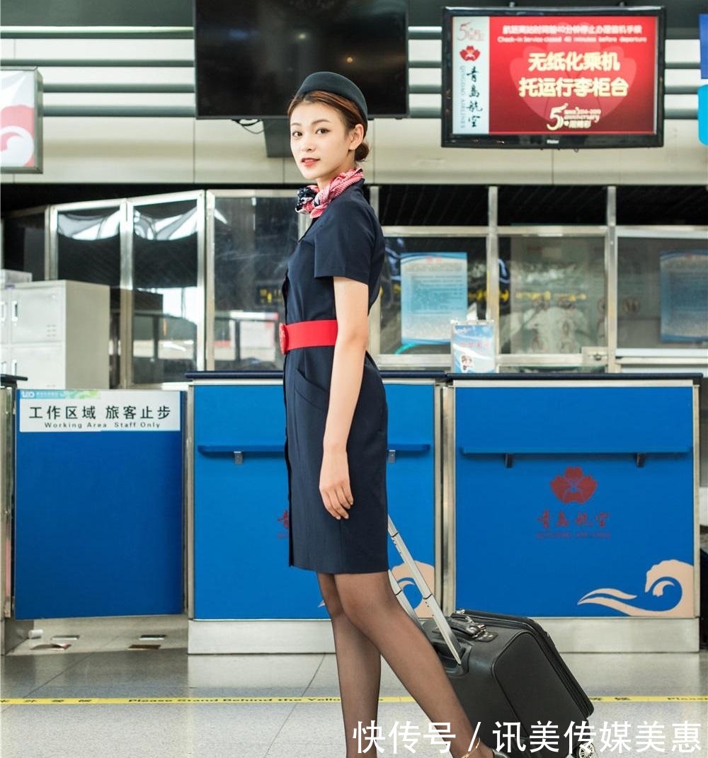 高跟鞋|藏青色的连衣裙,搭配黑色矮跟高跟鞋舒适有型,走起路来轻便优雅