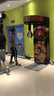 |搞笑GIF:这俩猴太皮了,跑下去只为帮乌龟翻个身