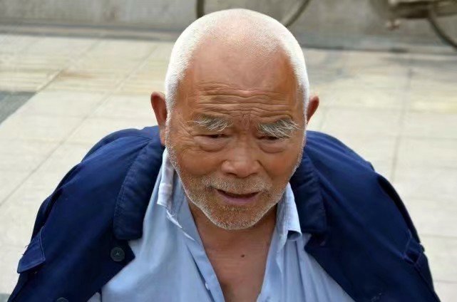 秃顶|男人进入“衰老期”,2处变大,2处变少,若一个不占,还算年轻