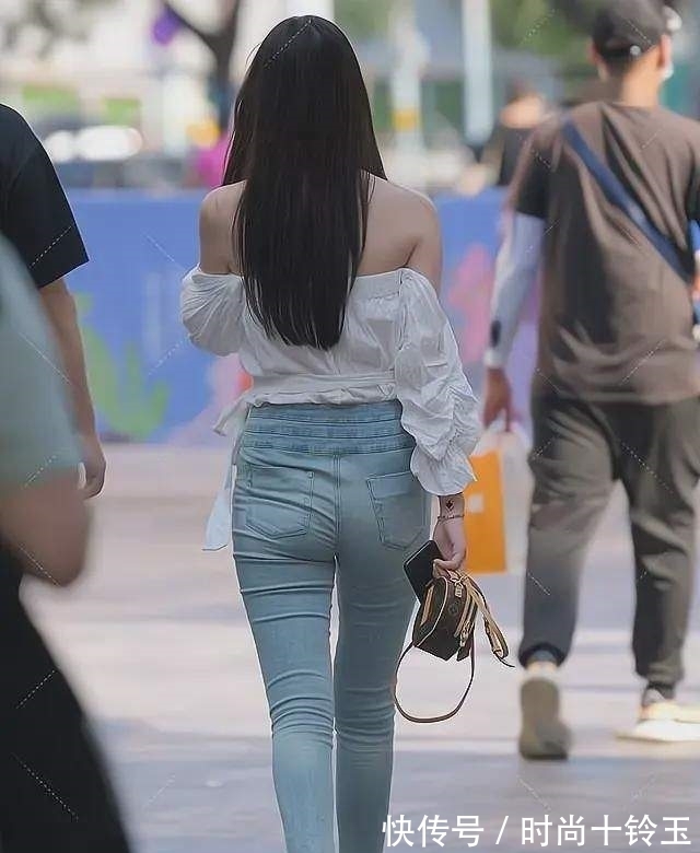 俏丽|一字肩上衣搭配牛仔长裤，尽显俏丽迷人气质，女神气息扑面而来