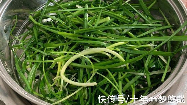包韭菜饺子，直接拌馅是大错，多加1步，韭菜馅更翠绿，不出水