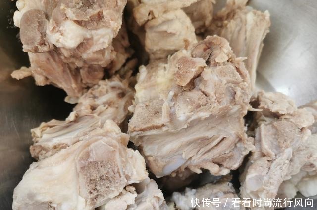 家常酱大骨好吃又秘诀,酱料千万别用错了,酱香味十足,简单易学