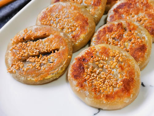  做豆沙饼一点儿不难，1张手抓饼做4个，外焦里嫩口口香甜