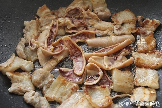 冬天喝酒,花生凉菜靠边站!下酒菜吃它,干香有嚼劲,吃着贼香