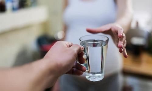 睡眠质量|孕期补水要科学,孕妇最好别乱喝,注意这4点,羊水才会更清澈