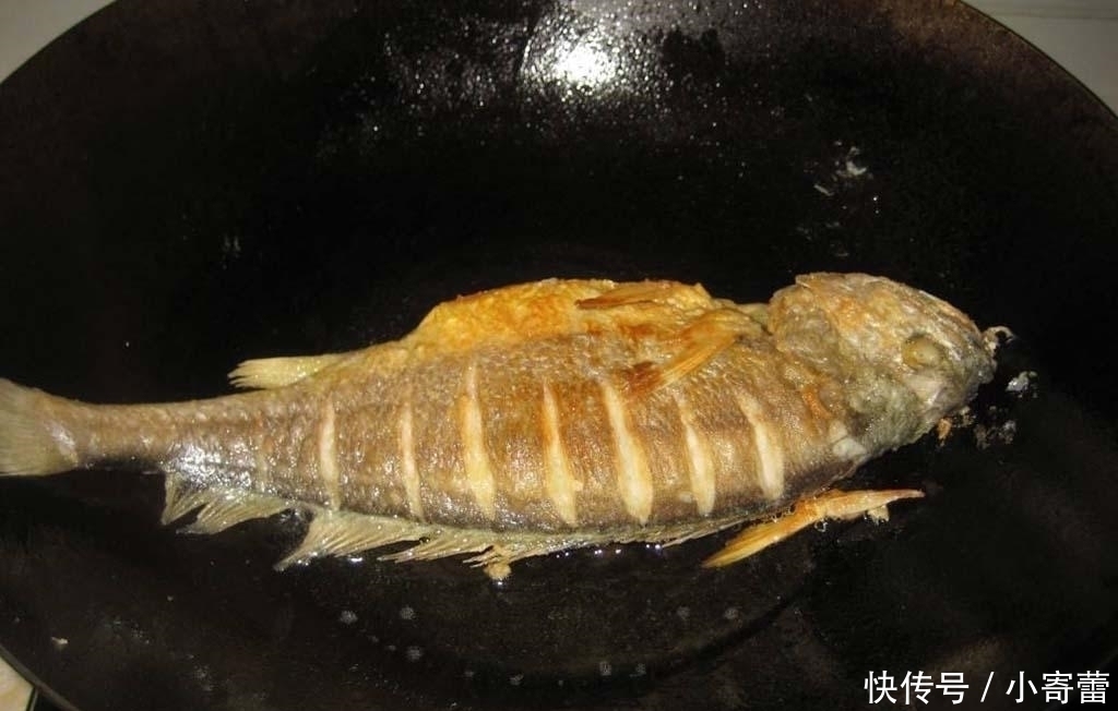 煎鱼在鱼身上抹点“它”,不粘锅不溅油鱼皮还不破,不知道亏大了