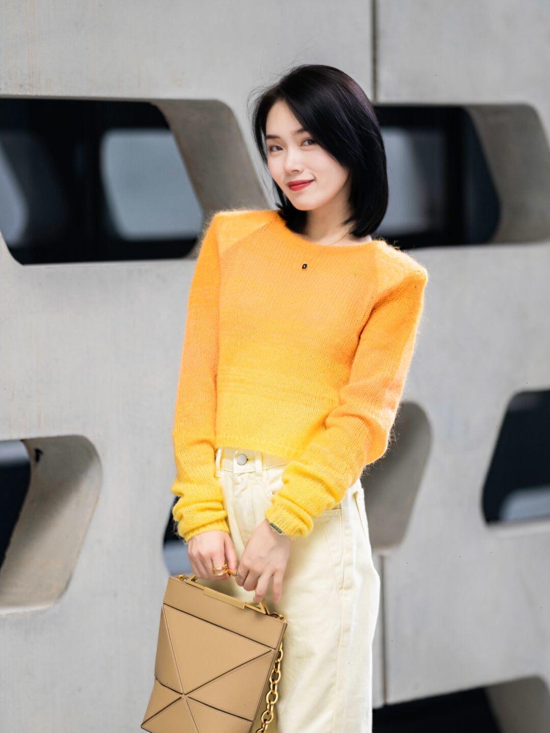 穿搭|秋冬就像一个调色盘,怎么好看怎么穿,绿色毛衣+红色打底衫,复古又时髦!