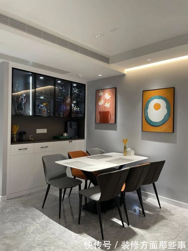 灯光|104平四口之家,客厅激光投影太过瘾,整柜的手办太壮观