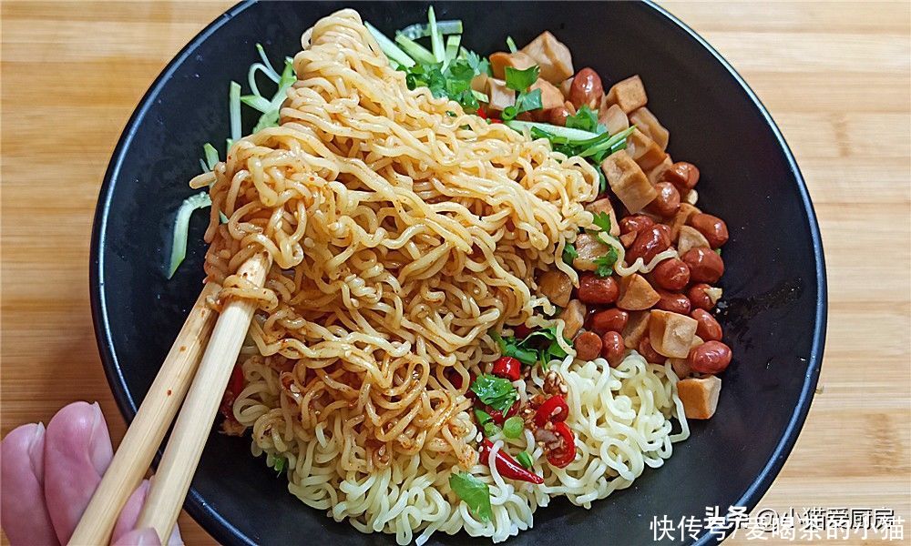 麻辣|夏天炎热，可以尝试一下这道凉拌泡面的神仙吃法，鲜香麻辣爽口