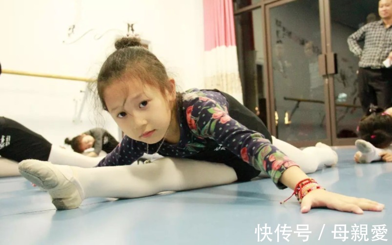 拉丁|孩子穿着“半透明”纱裙，在广场上练拉丁舞，路人怒斥：有伤风化