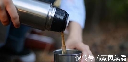 中老年人|“夺命保温杯”被曝光,放入热水出来却是毒水,很多家长仍在购买