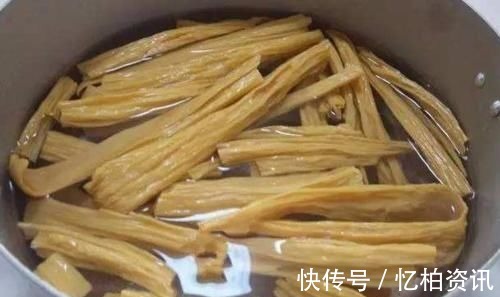 泡腐竹，不要只用清水，教你一个方法，特省时，腐竹好吃有嚼劲