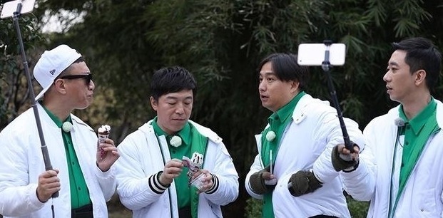 馮小剛炮轟孫紅雷黃渤,不好好拍戲,去綜藝節目裝瘋賣傻