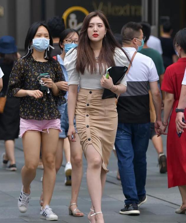 别具一格|别具一格的T恤衫,搭配卡其色时尚的半身裙,散发出优雅的气质美