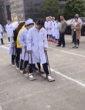 |搞笑GIF：妹子这恩爱秀的，真是让人措手不及啊