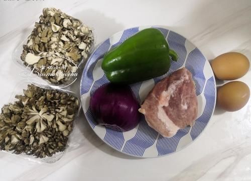 需要的食材，感觉吃饭可香了，往锅里一倒，保准你两天不吃就喊馋