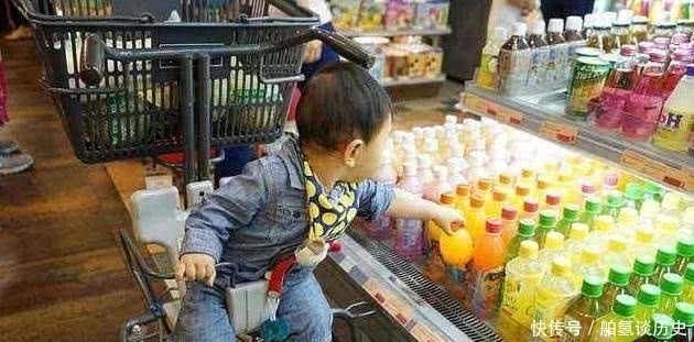 孩子|男孩捏坏超市白色草莓,宝妈的话让人无语,售货员:128一斤赔吧