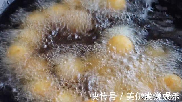面团|土豆最香的做法，做法简单无难度，一做一大盘不够吃，太解馋了