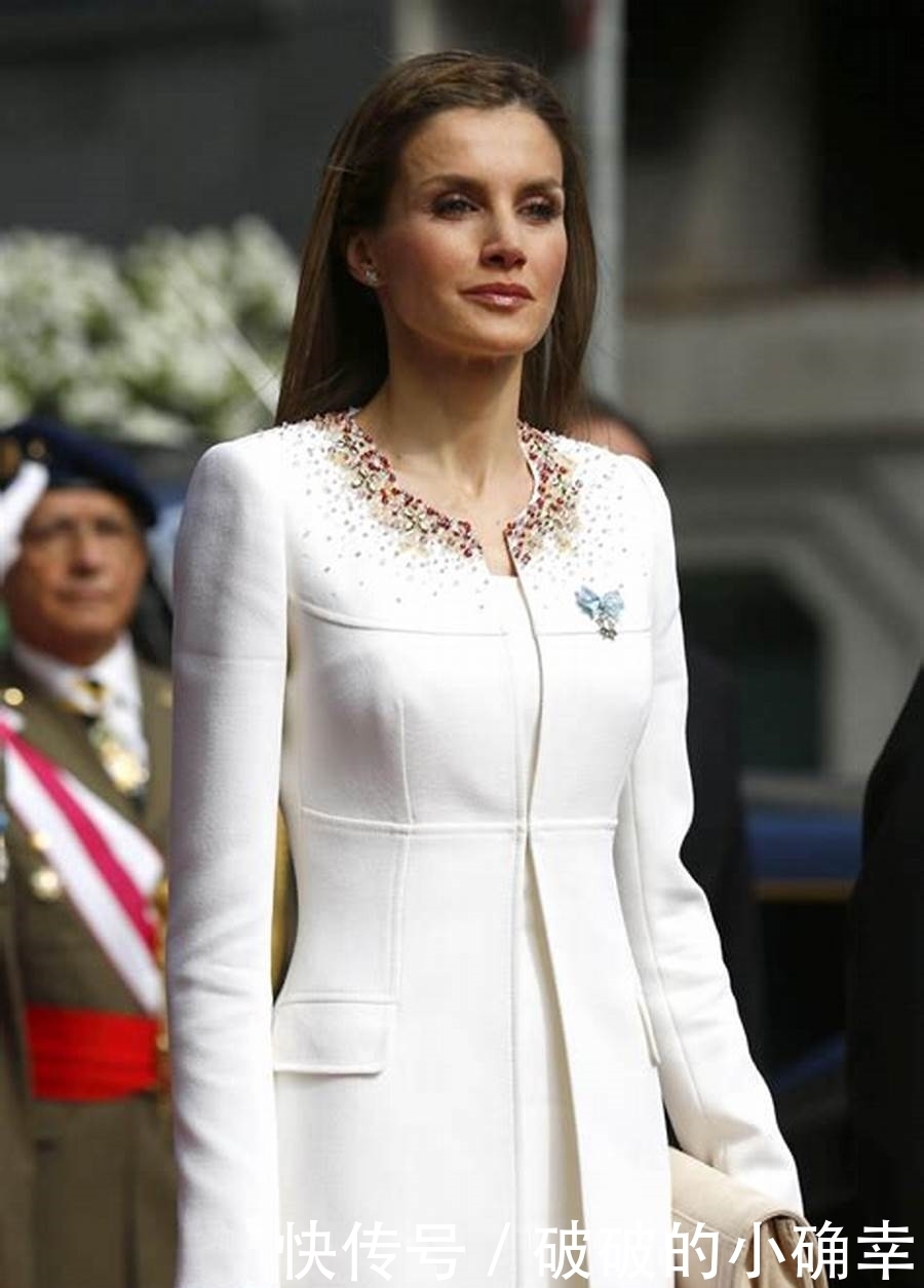 西班牙王后“单色”穿搭华贵又大气!黑色造型特别有范儿,真华贵