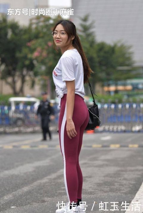 打底裤|街拍温婉活泼小姐姐,穿搭紧身打底裤,显柔和魅力