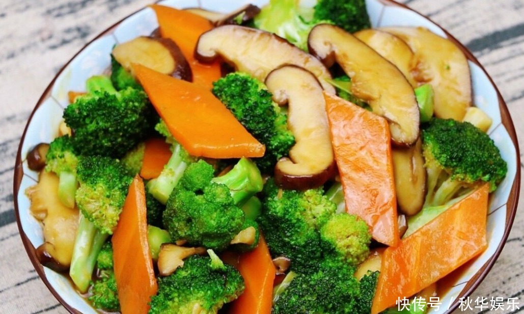 营养又健康的西兰花炒香菇,做法简单,比肉还好吃