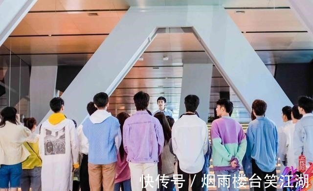 央视选秀《华彩少年》开始录制,易烊千玺现身,首轮考验是笔试