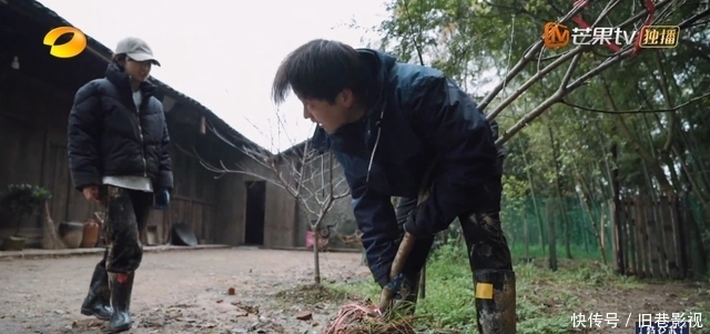 张艺兴初来乍道,略显手足无措,想帮忙却无处下手,只能求助师傅