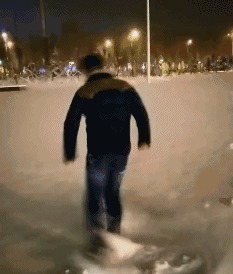 |搞笑GIF:想走?不存在的,老娘抗也要把你抗回去