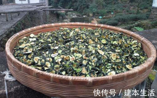 蔬菜|晒黄瓜干,要不要焯水70岁的妈妈这样做,1天晒干,又脆又香