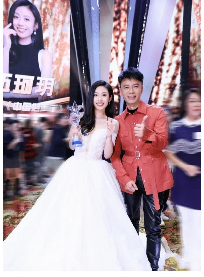 8位导师疯抢，一出现就被说是“冠军”，98年的她凭什么？