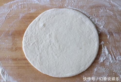 在家烙饼的时候,记住这个小细节,烙出的饼外酥里嫩层次分明!