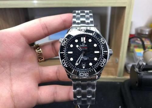 男人要有三块表？欧米茄海马：一块百搭的潜水表足够了