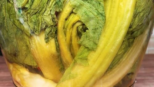 泡酸菜别只加盐，30年老方法告诉你，又酸又脆，放一年不会坏