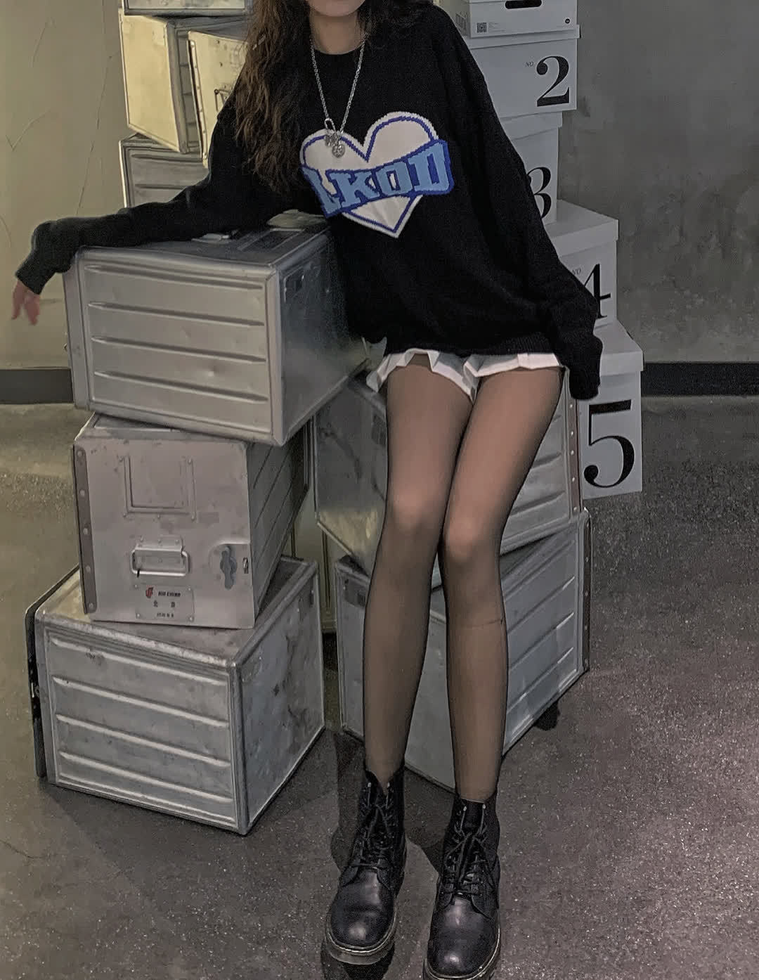 毛衣 婀娜多姿的小姐姐, 一件黑色宽松毛衣配超短裙, 性感又摩登