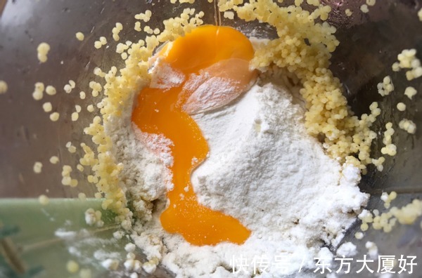 小米别再煮粥了,教你这个新吃法,加1个鸡蛋,好吃解馋