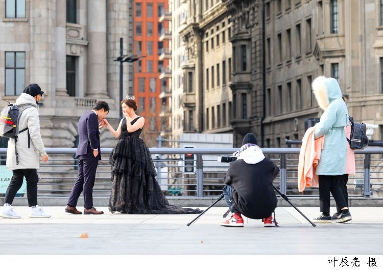 寒潮威力初显,今天最高温度仅-3.3℃,有人裹成“肉粽”,有人在外滩拍婚纱照