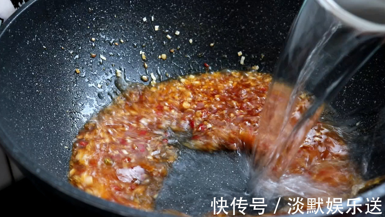 蒜蓉辣椒酱|豆腐皮别再炒着吃了,教你一个特色吃法,一做一大盆,方法超简单