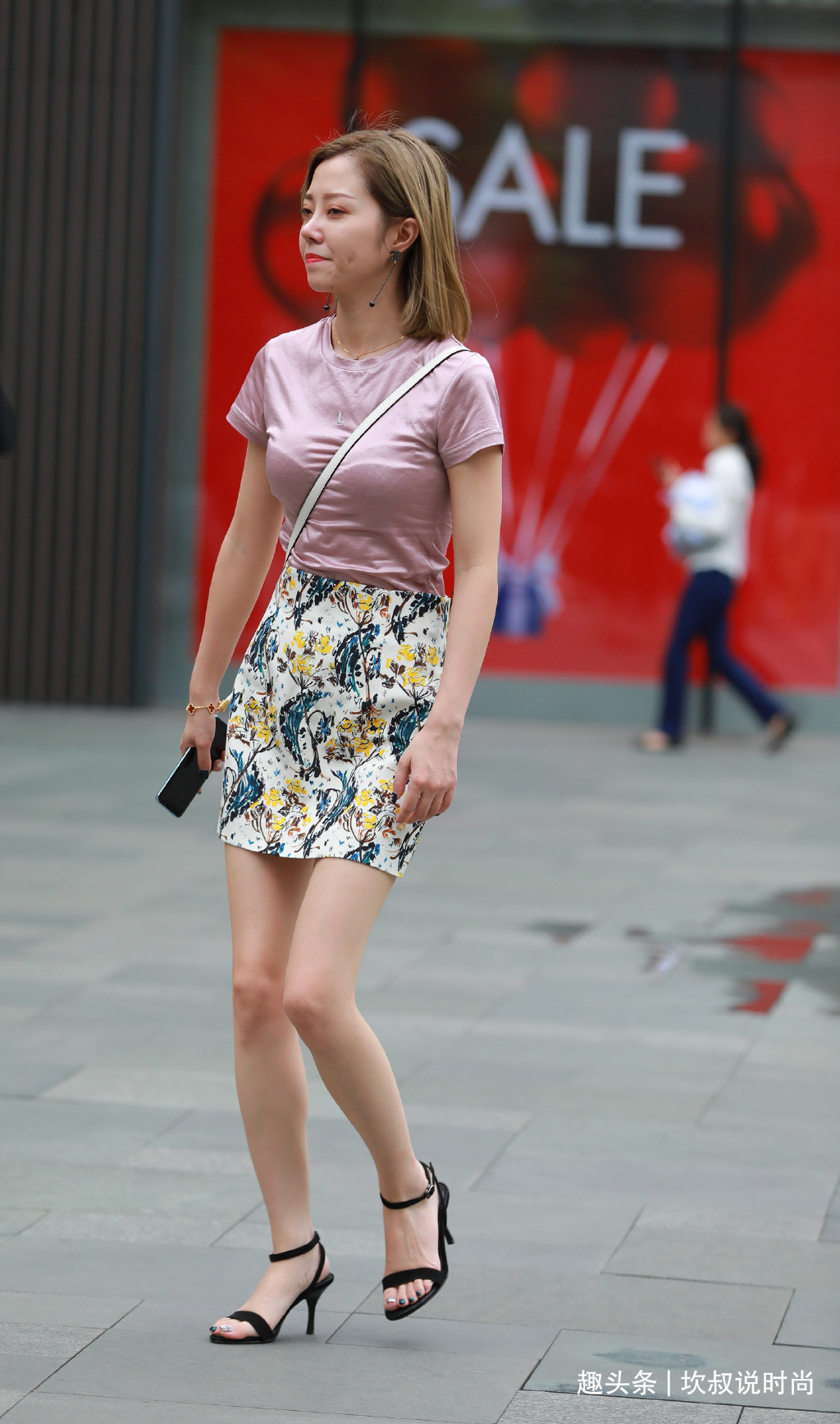 碎花 街头风碎花短裙,一点不亚于年轻小姑娘,太过于气质迷人