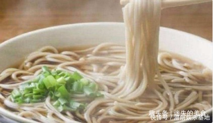 面条|煮面条总是水开才下锅NO,难怪口感不劲道,这才是正确做法