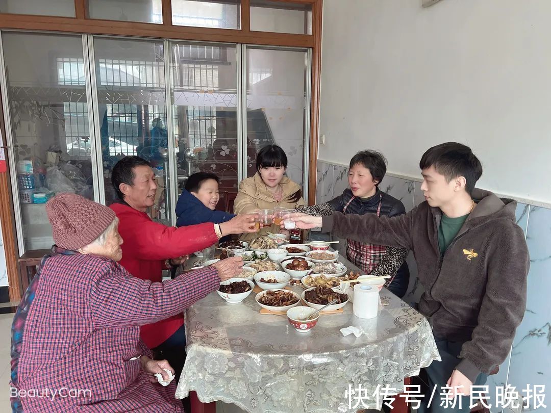 春节|上海战疫堡垒里，“大白”们这么过除夕