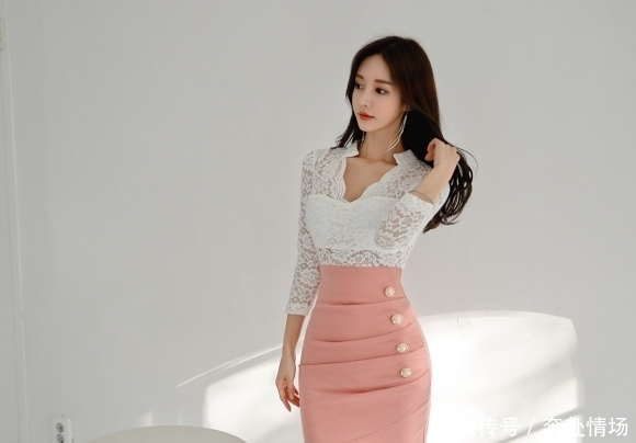 美人图鉴孙允珠：花纹印刻雪纺衫搭配浅粉皱褶包臀裙