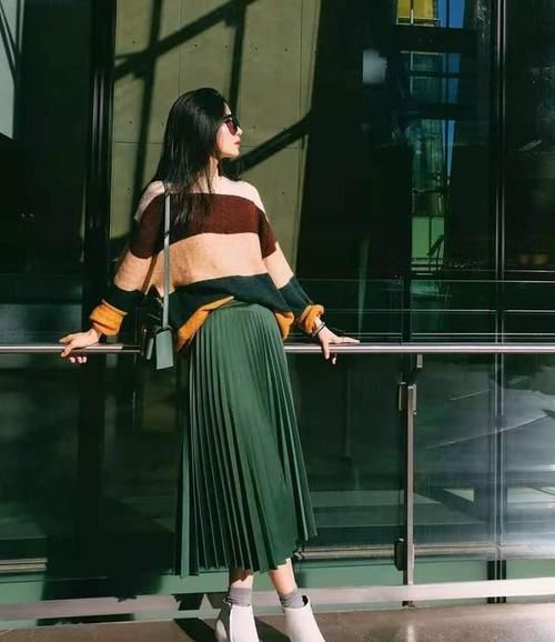 ?女人过了50岁，多穿这3种“冻龄裙”，时髦气质，女儿都夸年轻